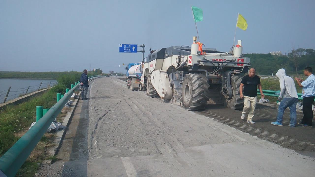 RZ2300，大連濱海公路冷再生施工